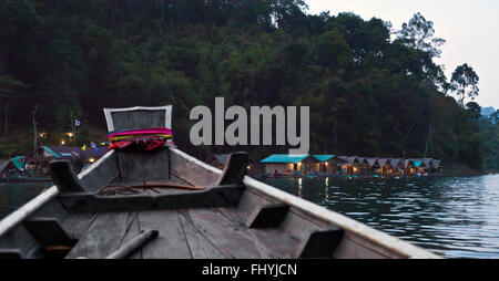 La mattina presto a CHIEW ZATTERA LAN HOUSE su CHEOW EN lago in Khao Sok NATIONAL PARK - Tailandia Foto Stock