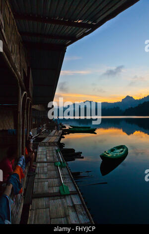 La mattina presto a CHIEW ZATTERA LAN HOUSE su CHEOW EN lago in Khao Sok NATIONAL PARK - Tailandia Foto Stock