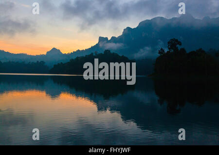 Alba come visto da CHIEW ZATTERA LAN HOUSE su CHEOW EN lago in Khao Sok NATIONAL PARK - Tailandia Foto Stock