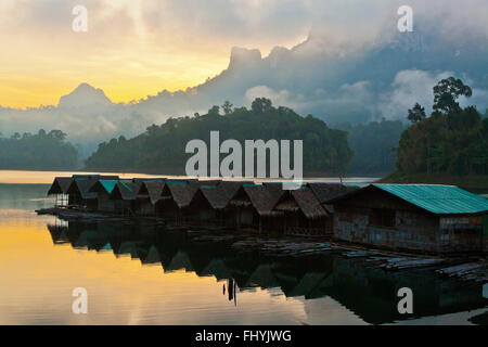 Alba come visto da CHIEW ZATTERA LAN HOUSE su CHEOW EN lago in Khao Sok NATIONAL PARK - Tailandia Foto Stock