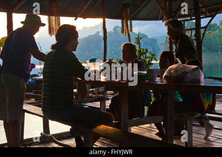 La prima colazione presso il CHIEW ZATTERA LAN HOUSE su CHEOW EN lago in Khao Sok NATIONAL PARK - Tailandia Foto Stock