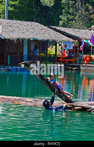 Nuoto a KLONG KA CASA zattera su CHEOW EN lago in Khao Sok NATIONAL PARK - Tailandia Foto Stock