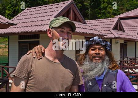 Austin Lovell con un amico alla zattera SAICHON casa offre confortevoli sistemazioni sulla CHEOW EN lago in Khao Sok NATIONAL P Foto Stock