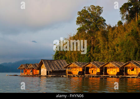 KLONG YEE zattera casa su CHEOW EN lago in Khao Sok NATIONAL PARK - Tailandia Foto Stock