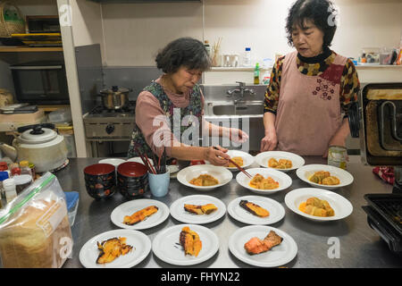 I volontari di preparare i pasti per le persone che sono state colpite dal 2011 terremoto e dello tsunami in Sendai, Miyagi. Foto Stock