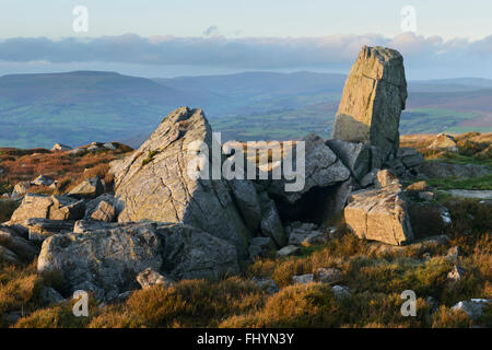 Un promontorio roccioso sulla cima Blorenge, con una vista sopra il Brecon Beacons, Galles. Foto Stock