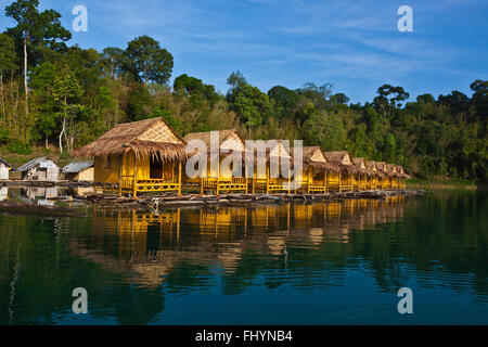 KLONG YEE zattera casa su CHEOW EN lago in Khao Sok NATIONAL PARK - Tailandia Foto Stock