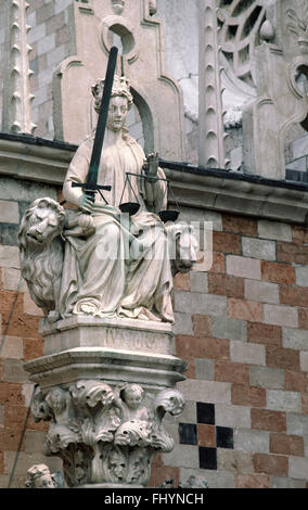 Una statua in marmo della giustizia nella piazza principale di Venezia - Italia Foto Stock
