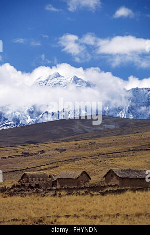 Adobe case coloniche in alto ALTIPLANO sul Nevado Auzangate curcuit - Ande peruviane Foto Stock
