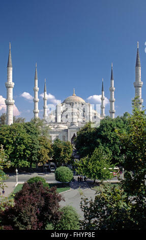 La Moschea Blu (Sultanahmet Camii) che è stato completato nel 1616 e ha 6 minareti e 260 windows - Istanbul, Turchia Foto Stock