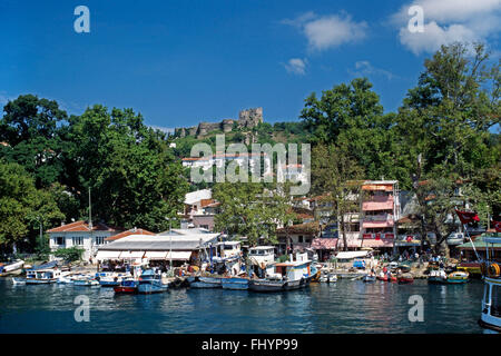Avvicinando il villaggio di Anadolu Kavagi con il suo castello genovese in corrispondenza del punto dove il Bosforo incontra il Mar Nero - Turchia Foto Stock