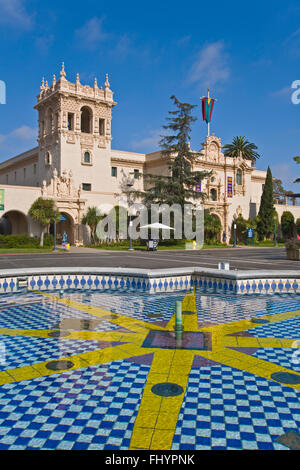 Una fontana di acqua e la casa di accoglienza si trova in Balboa Park - San Diego, California Foto Stock