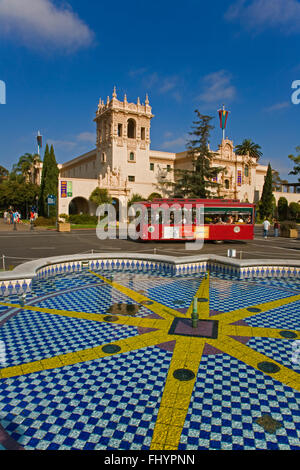 Una fontana di acqua e la casa di accoglienza si trova in Balboa Park - San Diego, California Foto Stock