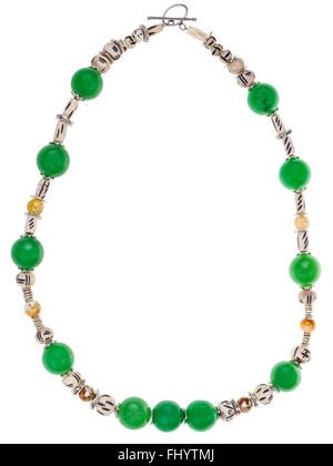 Collana verde da gemme naturali (verde aventurine, osso intagliato, giallo perline di agata) isolato su sfondo bianco Foto Stock