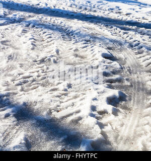 Auto congelate le tracce sulla neve paese strada in inverno freddo giorno Foto Stock