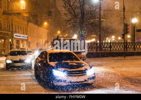 Nevicata nella città di notte - il traffico di vetture sotto la neve su sretensky boulevard, Mosca Foto Stock