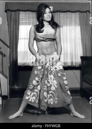 1969 - Francese Italiano attrice crestato Nell, 22 anni, vive a Roma da tre anni. Assomiglia all'attrice Claudia Cardinale in modo extraordinate. Ora lei è filmare compemporaneously due film: un western e un musical. Ella ha contratti fino al 1970. La foto mostra il crestato nellâ presso la sua casa durante una mezza giornata di riposo tra un film e altro. © Keystone Pictures USA/ZUMAPRESS.com/Alamy Live News Foto Stock