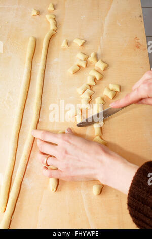 Impastare a casa gnocchi di italiano Foto Stock