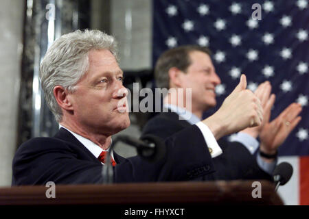 Washington, Distretto di Columbia, Stati Uniti d'America. Il 27 febbraio, 2016. Il Presidente degli Stati Uniti Bill Clinton riconosce star baseball Hank Aaron tardo 27 Gennaio 2000 durante il suo stato finale dell'Unione indirizzo in Washington, DC. Dietro il presidente è il Vicepresidente degli Stati Uniti Al Gore. Credito: Steven Jaffe - Piscina via CNP © Steven Jaffe/CNP/ZUMA filo/Alamy Live News Foto Stock