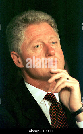 Silver Spring, Maryland, Stati Uniti d'America. 8 Sep, 1998. Il Presidente degli Stati Uniti Bill Clinton ascolta prima di erogare il suo commento sulla modernizzazione della scuola a un evento al Pine Crest Scuola Elementare di Silver Spring, Maryland il 8 settembre, 1998.Credit: Ron Sachs/CNP © Ron Sachs/CNP/ZUMA filo/Alamy Live News Foto Stock