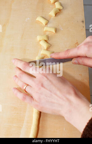 Impastare a casa gnocchi di italiano Foto Stock