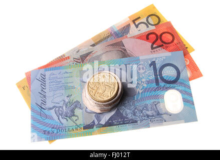 Una pila di monete australiano sormontata da un dollaro, moneta seduto sulla parte superiore di tre banconote isolati su sfondo bianco Foto Stock