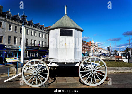 Una replica di George III della macchina balneare sul lungomare a Weymouth, Regno Unito Foto Stock