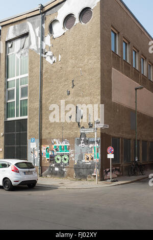 Berlino, 03 aprile: Auguststrasse edificio con arte di strada 'rughe della citta' da JR in Berlin Mitte on April 03, 2014. Foto Stock