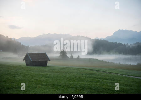 Nebbia di mattina, Geroldsee o Wagenbrüchsee, Karwendel dietro, Krün vicino a Mittenwald, Werdenfelser Land, Alta Baviera, Baviera Foto Stock