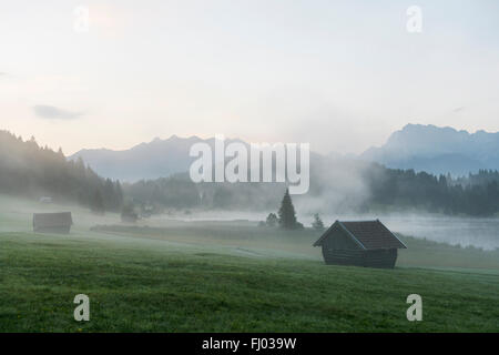 Nebbia di mattina, Geroldsee o Wagenbrüchsee, Karwendel dietro, Krün vicino a Mittenwald, Werdenfelser Land, Alta Baviera, Baviera Foto Stock