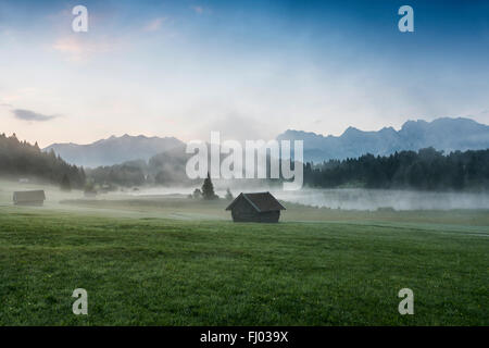 Nebbia di mattina, Geroldsee o Wagenbrüchsee, Karwendel dietro, Krün vicino a Mittenwald, Werdenfelser Land, Alta Baviera, Baviera Foto Stock