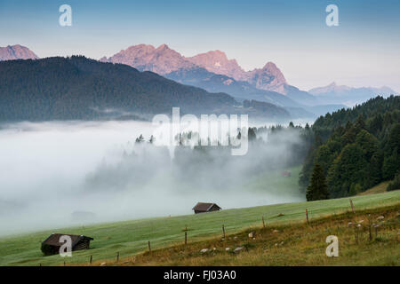 Nebbia di mattina, Geroldsee o Wagenbrüchsee, Karwendel dietro, Krün vicino a Mittenwald, Werdenfelser Land, Alta Baviera, Baviera Foto Stock