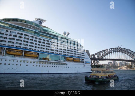 La Royal Caribbean International la nave di crociera Voyager dei mari ormeggiata presso il Terminal Passeggeri Oltreoceano a Sydney in Australia Foto Stock