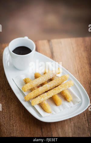 Chocolate y Churros tradizionale prima colazione spagnola tapa snack alimentare Foto Stock