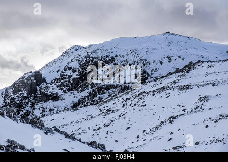 Il vertice di Scafell Pike in inverno visto dall'approccio da Esk Hause Foto Stock