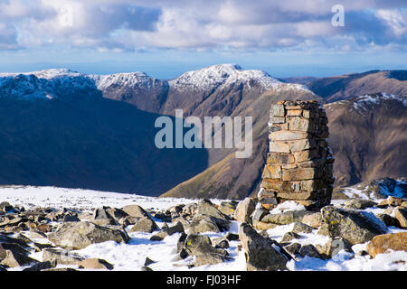 Vista invernale a nord da Scafell Pike nel Lake District inglese verso il pilastro Foto Stock