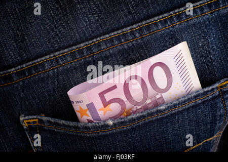 Cinquecento euro banconota nella tasca posteriore dei jeans blu. Close up. Foto Stock