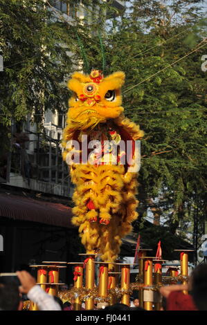 Phnom Penh celebra "Anno della Scimmia' w/ Leone tradizionali balli durante il Capodanno cinese. © Kraig Lieb Foto Stock