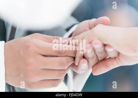 Gli anelli di nozze. Messa a fuoco selettiva. Foto Stock