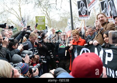 Londra, Regno Unito. Il 27 febbraio 2016. Scottish primo ministro, Nicola storione, arriva e viene assaliti da premere a fermare la guerra della coalizione anti-Trident marzo. Credito: Marc Ward/Alamy Live News Foto Stock