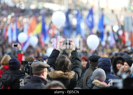 Mosca, Russia. Il 27 febbraio, 2016. Un uomo prende le immagini durante il mese di marzo in memoria di russo politico di opposizione Boris Nemtsov sul primo anniversario del suo omicidio a Mosca, in Russia, il 27 febbraio 2016. Circa 50.000 persone in lutto di Nemtsov qui riuniti sabato per una massa di marzo. Nemtsov, ex vice primo ministro russo e apertamente critico nei confronti del Presidente Vladimir Putin è stato ucciso a circa mezzanotte del 27 febbraio 2015 vicino al Cremlino. Credito: Bai Xueqi/Xinhua/Alamy Live News Foto Stock