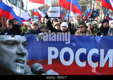 Mosca, Russia. Il 27 febbraio, 2016. La gente a prendere parte in un mese di marzo in memoria di russo politico di opposizione Boris Nemtsov sul primo anniversario del suo omicidio a Mosca, in Russia, il 27 febbraio 2016. Circa 50.000 persone in lutto di Nemtsov qui riuniti sabato per una massa di marzo. Nemtsov, ex vice primo ministro russo e apertamente critico nei confronti del Presidente Vladimir Putin è stato ucciso a circa mezzanotte del 27 febbraio 2015 vicino al Cremlino. Credito: Bai Xueqi/Xinhua/Alamy Live News Foto Stock