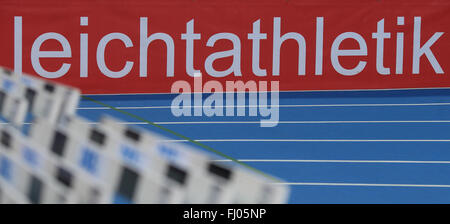 Leipzig, Germania. Il 27 febbraio, 2016. "Leichtathletik' (atletica leggera) è stato scritto su tavole, per il tedesco Indoor Athletics Championships, all'Arena di Leipzig, Germania, 27 febbraio 2016. Foto: Jens Wolf/dpa/Alamy Live News Foto Stock