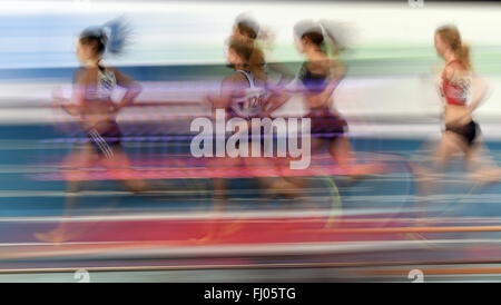 Leipzig, Germania. Il 27 febbraio, 2016. I partenti nelle manche per la donna a 800 metri, durante il tedesco Indoor Athletics Championships all'Arena di Leipzig, Germania, 27 febbraio 2016. Foto: HENDRIK SCHMIDT/DPA/Alamy Live News Foto Stock