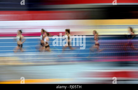 Leipzig, Germania. Il 27 febbraio, 2016. I partenti nelle manche per la donna a 800 metri, durante il tedesco Indoor Athletics Championships all'Arena di Leipzig, Germania, 27 febbraio 2016. Foto: HENDRIK SCHMIDT/DPA/Alamy Live News Foto Stock