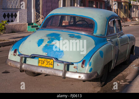 Vecchio Blu auto parcheggiate in strada a Cienfuegos, Cuba, West Indies, dei Caraibi e America centrale Foto Stock