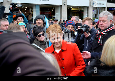 Londra, Regno Unito. Il 27 febbraio, 2016. Gli attivisti Anti-Trident raccogliere a Marble Arch a marzo per un rally in Trafalgar Square per protestare contro il rinnovo del Tridente deterrente nucleare. Scottish Primo Ministro Nicola Storione arriva a unirsi a marzo del credito: PjrNews/Alamy Live News Foto Stock