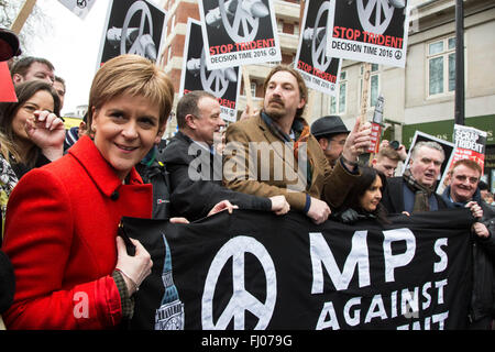 Londra, Regno Unito. Il 27 marzo 2016. Del primo ministro di Scozia Nicola Storione unisce i compagni di SNP membri del Parlamento. Anti-Trident marzo nel centro di Londra. Immagini vibranti/Alamy Live News Foto Stock