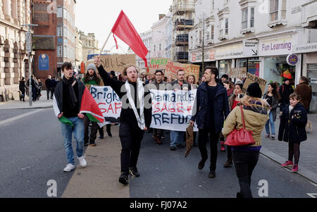 Brighton Regno Unito 27 Febbraio 2016 - Brighton richiede un passaggio sicuro per i profughi protesta rally fa il suo modo attraverso il centro della città oggi Credito: Simon Dack/Alamy Live News Foto Stock