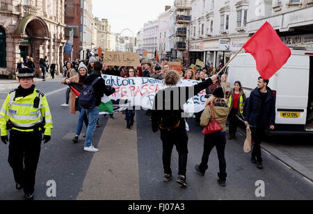 Brighton Regno Unito 27 Febbraio 2016 - Brighton richiede un passaggio sicuro per i profughi protesta rally fa il suo modo attraverso il centro della città oggi Credito: Simon Dack/Alamy Live News Foto Stock